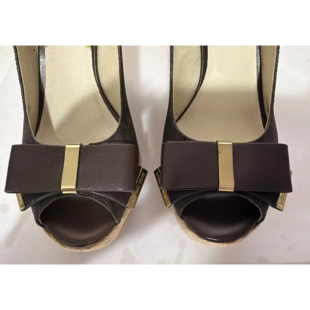 Michael Kors Brown Monogram Peep Toe Wedge Espadrille Sandals Bow 8M NEW